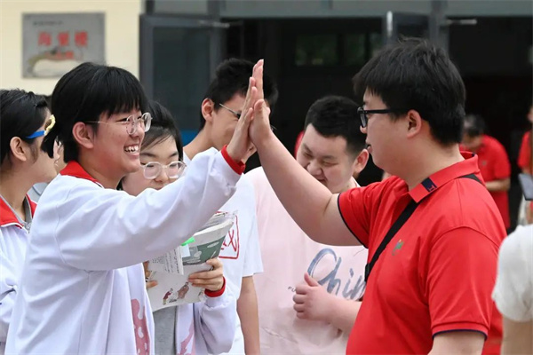 A股龙虎榜 华阳股份涨停,游资中山东路买入6054万,山东帮买入3720万,沪股通位列卖一席位,卖出3663万,一家机构位列卖二席位,卖出2908万